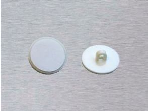 Adhesive round with an eye