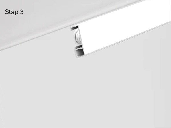 Schilderijrail vastklikken op bevestigingsclips tegen de muur