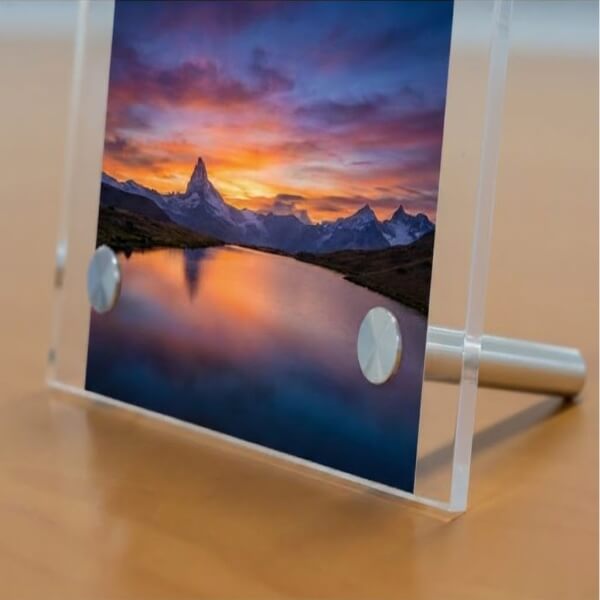 Acryl fotopaneel met landschapsfoto geplaatst op tafelstandaard